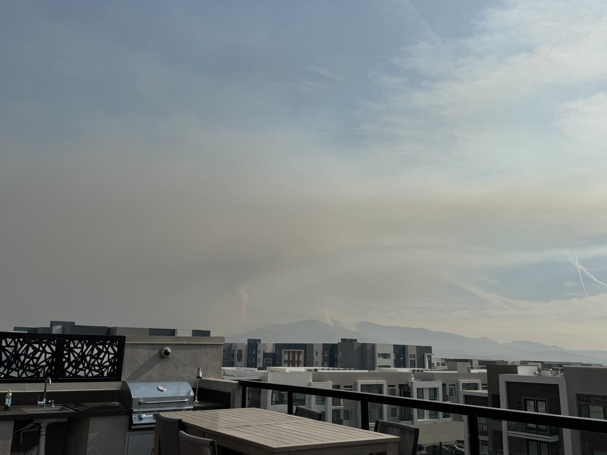EmillyPortes's tweet photo. @CALFIRESANDIEGO Ash everywhere, can’t see the mountains around https://t.co/HIg07kLn9X