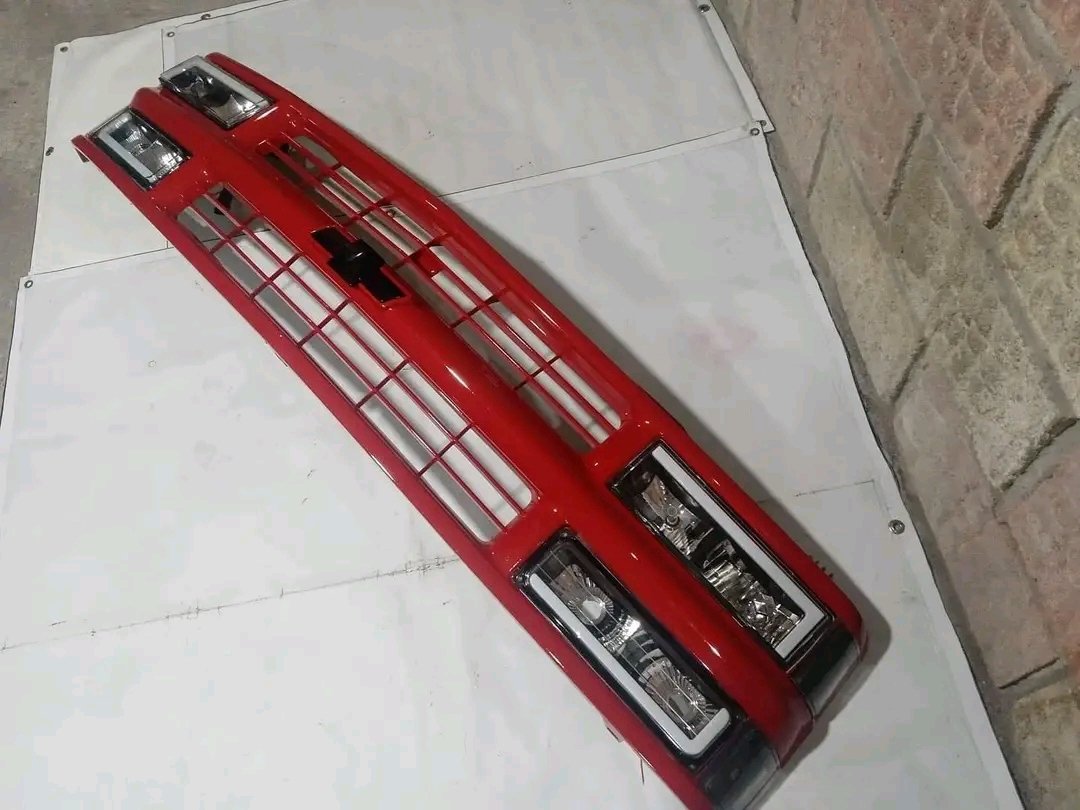 MarcuC92730's tweet photo. 88-98 OBS Chevy Silverado Red Grille With Black Emblem And Headlights With Side Markers. $200 https://t.co/tKVfJ8KeNy