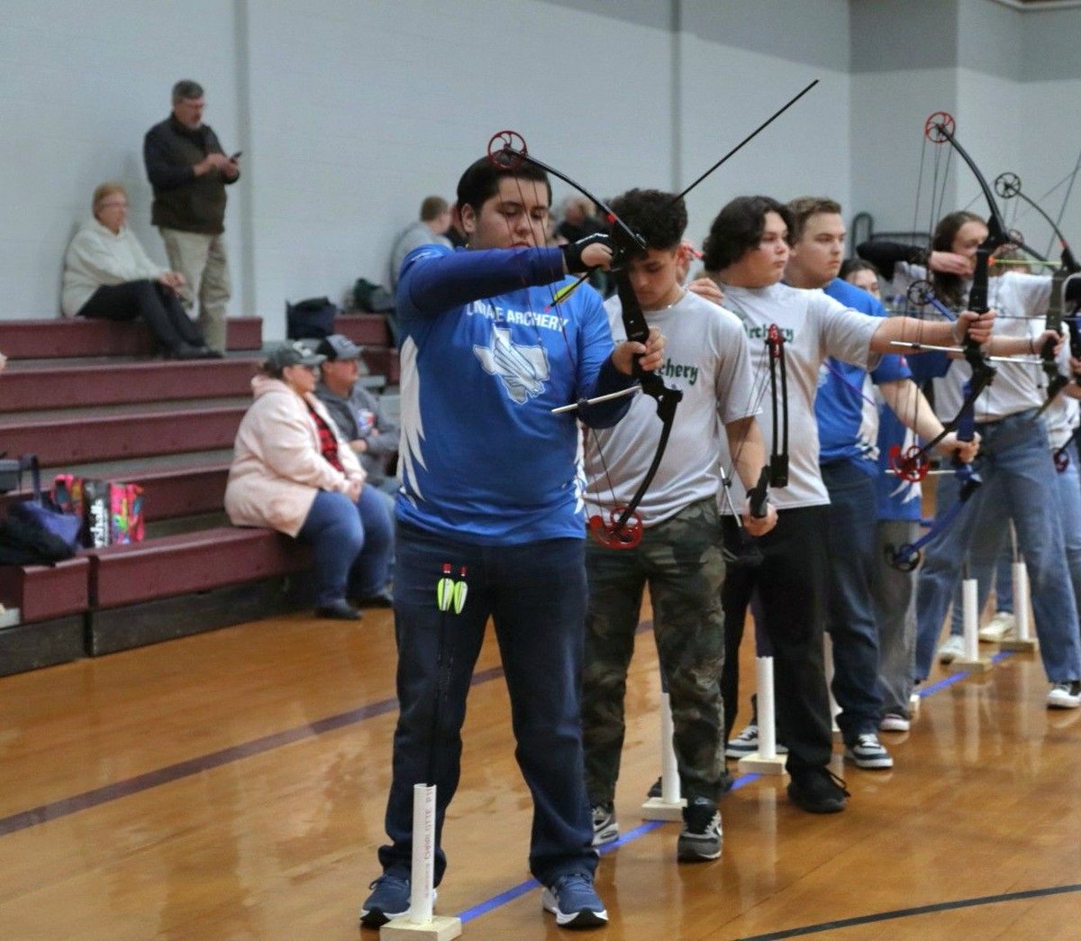 Sophomore Jeremiah Hernandez prepares his arrows for the 3D archery contest at the Athens Middle School. Students are required to shoot 3D targets resembling animals for a maximum of 300 points. 📸 Josey D.
