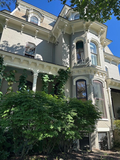 Did you know the mansard roof, a staple of Second Empire architecture (1855-1885), was designed to shed snow and dodge French property taxes?  Spot one in Saratoga Springs? Tag us in your pics! 📸