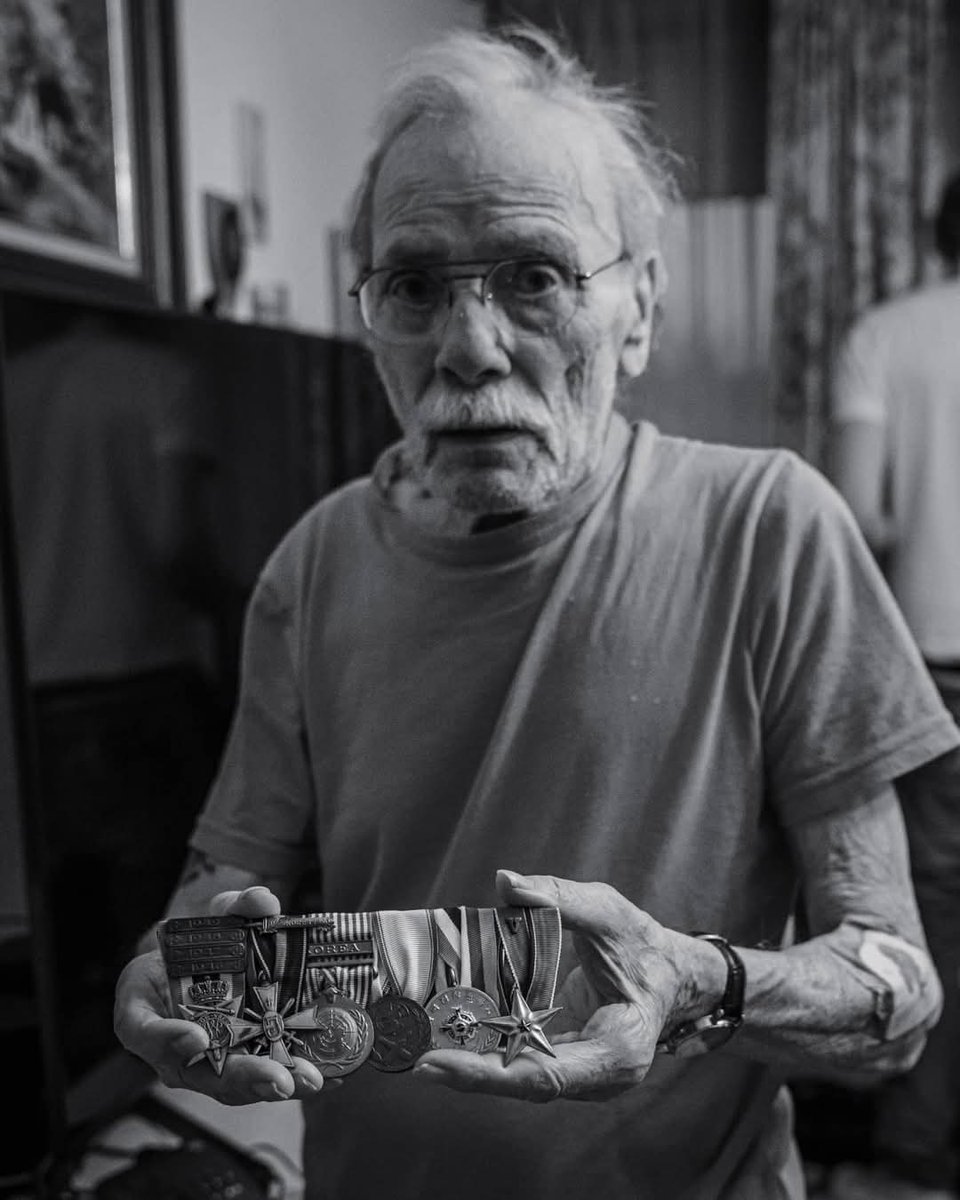 Kom ik vandaag deze geweldige foto van mijn maat Ton Kelders (RIP) tegen 💚

"𝑶𝒍𝒅 𝒔𝒐𝒍𝒅𝒊𝒆𝒓𝒔 𝒏𝒆𝒗𝒆𝒓 𝒅𝒊𝒆, 𝒕𝒉𝒆𝒚 𝒔𝒊𝒎𝒑𝒍𝒚 𝒇𝒂𝒅𝒆 𝒂𝒘𝒂𝒚"

Gemaakt door mijn ander maat <a href="/Milon_ab/">Milon Abrahamse</a> 👊🏻