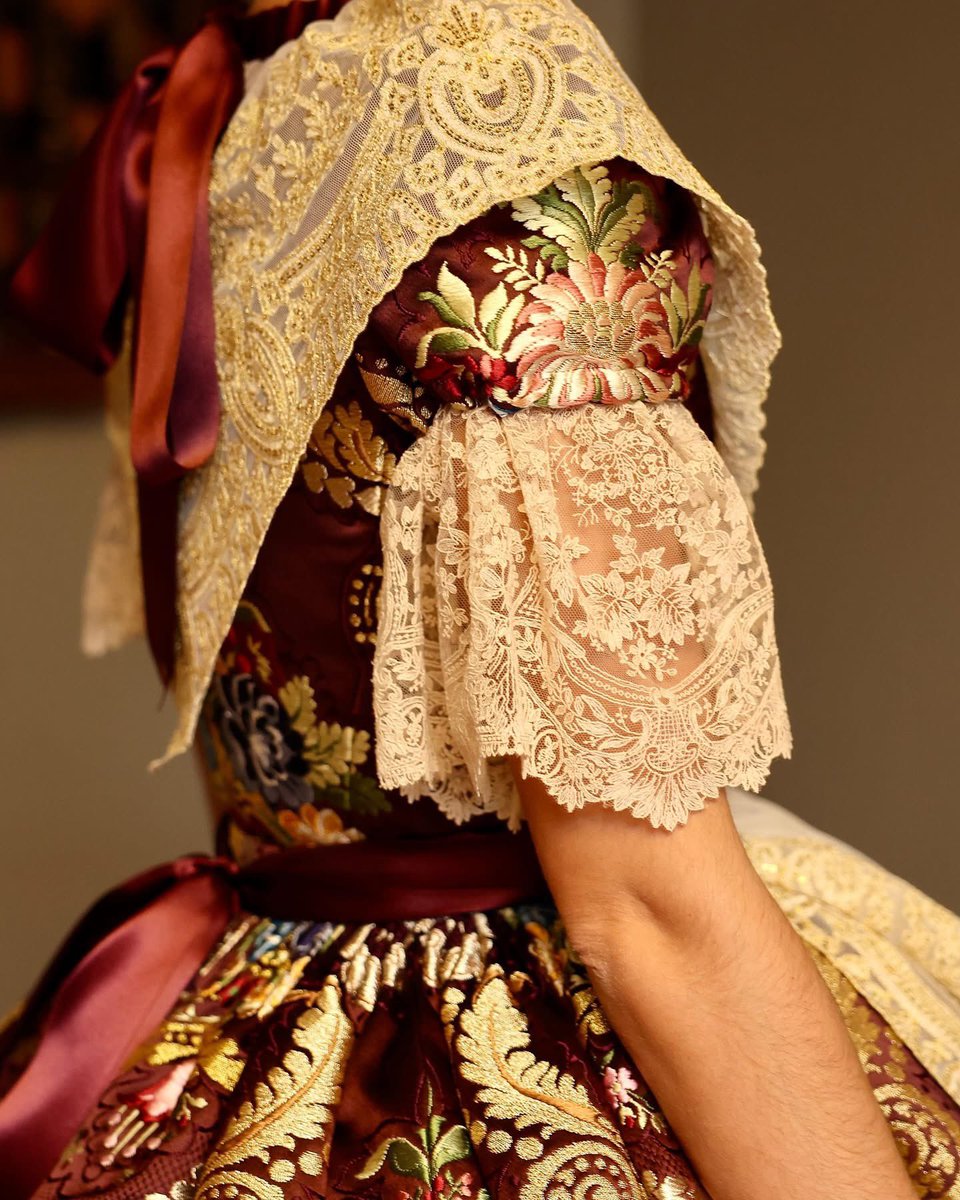 JCF_Valencia's tweet photo. 🧵 Melazane és el color de l’espolí que @VIVESYMARI ha teixit per a Berta Peiro Garcia, amb el dibuix exclusiu Fallera Major de València 💐

👑 Un vestit molt especial que Berta estrena en el dia de la seua #Exaltació25! i que va triar amb molta estima i gust.

📸 @Fotofilmax https://t.co/SAAMCKizC1