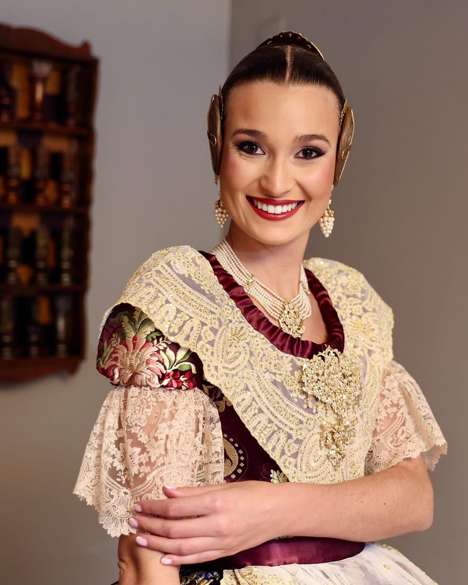 JCF_Valencia's tweet photo. 🧵 Melazane és el color de l’espolí que @VIVESYMARI ha teixit per a Berta Peiro Garcia, amb el dibuix exclusiu Fallera Major de València 💐

👑 Un vestit molt especial que Berta estrena en el dia de la seua #Exaltació25! i que va triar amb molta estima i gust.

📸 @Fotofilmax https://t.co/SAAMCKizC1
