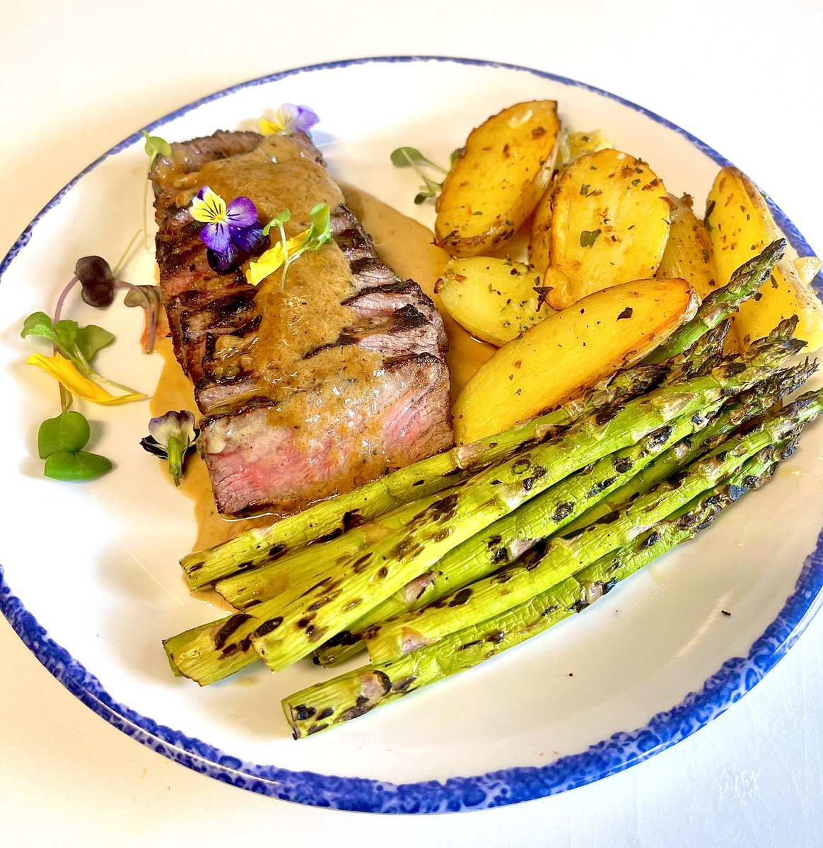 Clip275's tweet image. Wagyu New York Strip 🔥🥩
Whiskey Peppercorn Demi Glacé🥃
Herb potatoes &amp;amp; Asparagus 🥔🍃
#PrivateChef #Miami
