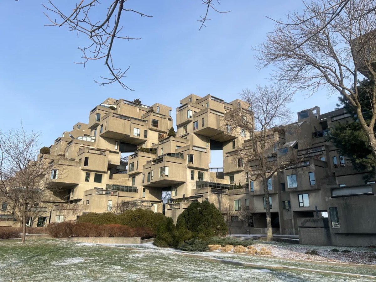 Montreal's architecture perfectly blends history and modernity, with ancient stone walls and innovative designs complementing each other, and every part of the building exudes unique charm and vitality.