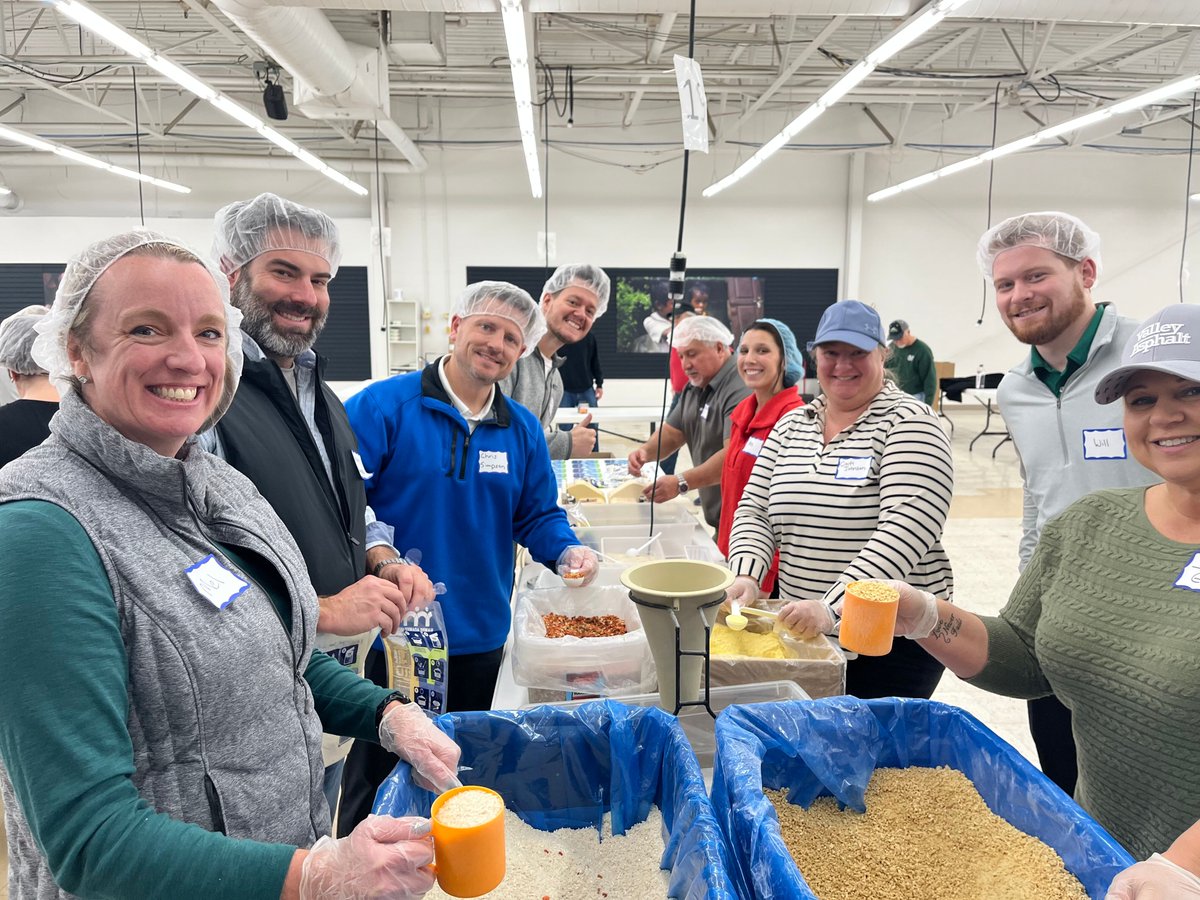 jrjnet's tweet photo. Yesterday, 40+ volunteers honored team member Rick’s recent retirement at our J Do Days event with @AChildsHopeInt:

Together, we packed 40 boxes (8,640 meals) for local &amp; global distribution and assembled 200 Hope Packs for local students.

Thank you to all who participated! https://t.co/Tdnbwj0fHg
