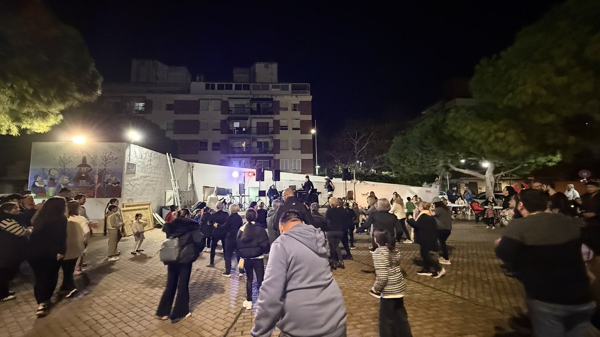 <a href="/ajuntpalma/">Ajuntament de Palma</a> <a href="/LourdesRocaC/">Lourdes Roca</a> asistimos al Fogueró organizado por <a href="/rafalnou2022/">Asociación vecinos Rafal Nou 2022</a> 
Foc i fum, y mucha animación.
A pie de barrio.