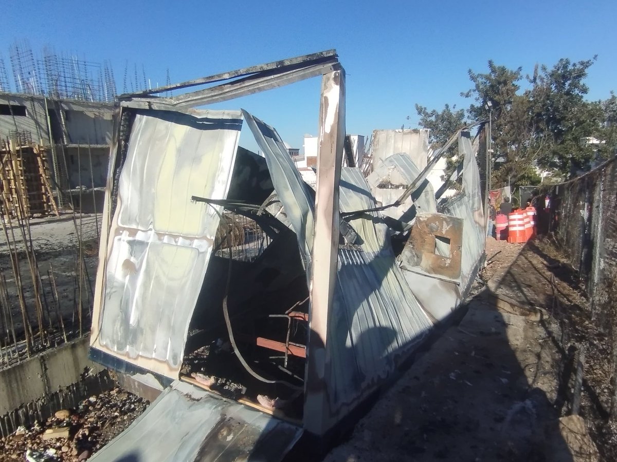 ClouthierManuel's tweet photo. Hoy amaneció incendiada la oficina de una de nuestras obras de vivienda en Culiacán. no fue “corto circuito, fueron personas armadas que llegaron a prenderle fuego en la madrugada! señor gobernador ⁦@rochamoya_⁩  como ciudadanos le pedimos garantice seguridad para trabajar https://t.co/MTWdkMeHBP