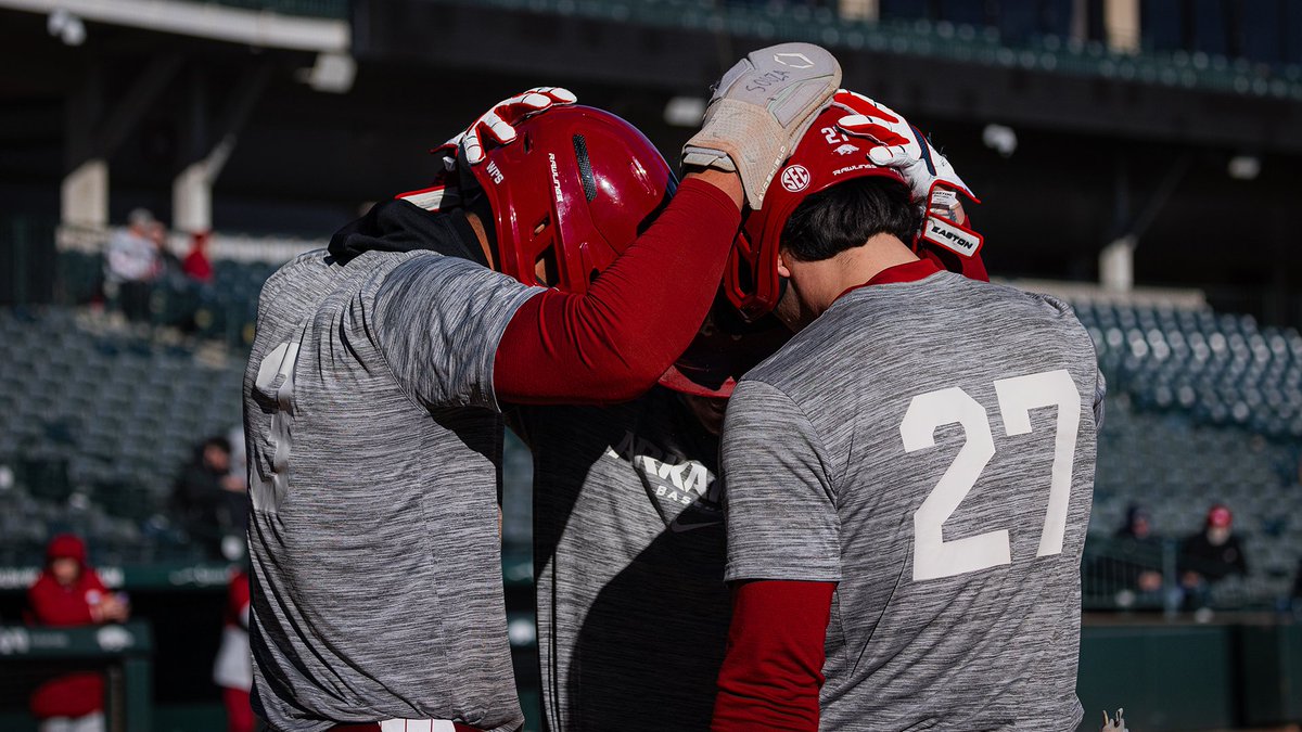 HogsPlayerDev's tweet photo. Home run metrics from spring scrimmage № 1:

Peppi: 364 ft / 97 mph
Fraser: 375 ft / 106 mph https://t.co/om8i7KRCsC