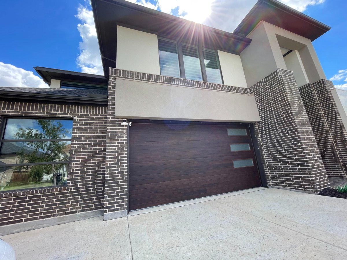 PlanoOverhead's tweet photo. Transform your home's curb appeal with a stunning Mahogany-colored plank style garage door! The addition of frosted windows elevates the design, adding a touch of elegance and modern flair. We're thrilled to see this beautiful upgrade make such a bold statement! Who wouldn't b... https://t.co/Olr7r02rgv