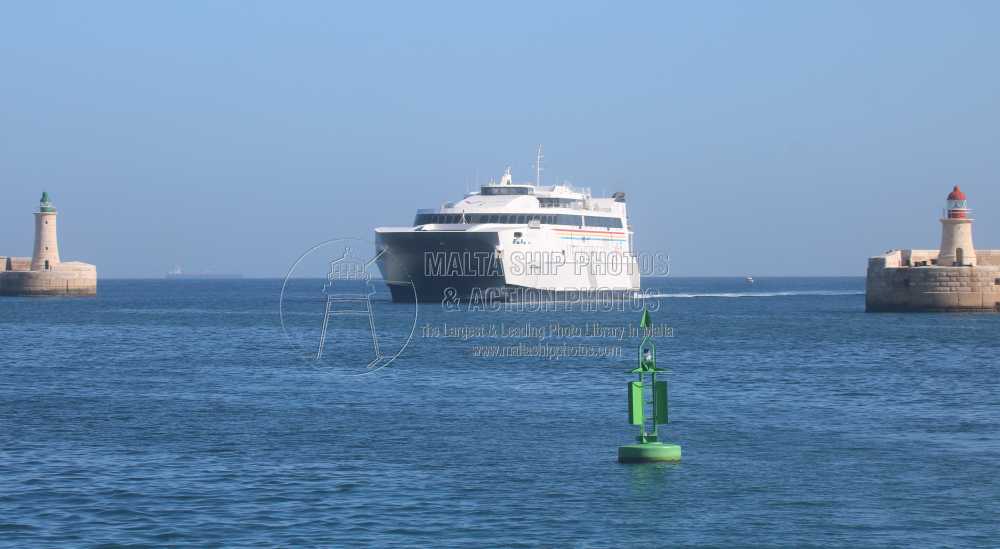 Shipguru's tweet photo. #VirtuFerries #Austalbuilt #highspeedcraft (#HSC) #JEAN_DE_LA_VALETTE #approaching #grandharbourmalta - 22.01.2025 - https://t.co/nfgboxcB5B - NO PHOTOS can be used or manipulated without our permission @austal @Virtuferries @worldshipsoc @ShippingTV @shippingdata @ShippingMag https://t.co/ySEH0jwjgh