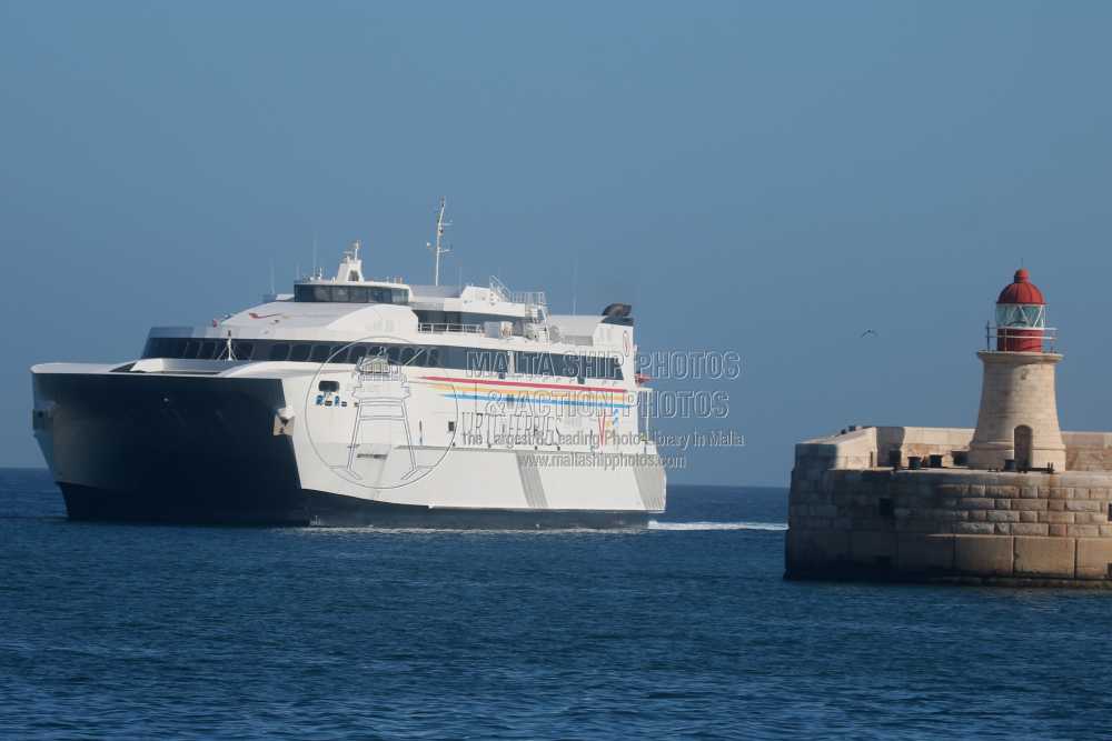 Shipguru's tweet photo. #VirtuFerries #Austalbuilt #highspeedcraft (#HSC) #JEAN_DE_LA_VALETTE #approaching #grandharbourmalta - 22.01.2025 - https://t.co/nfgboxcB5B - NO PHOTOS can be used or manipulated without our permission @austal @Virtuferries @worldshipsoc @ShippingTV @shippingdata @ShippingMag https://t.co/ySEH0jwjgh