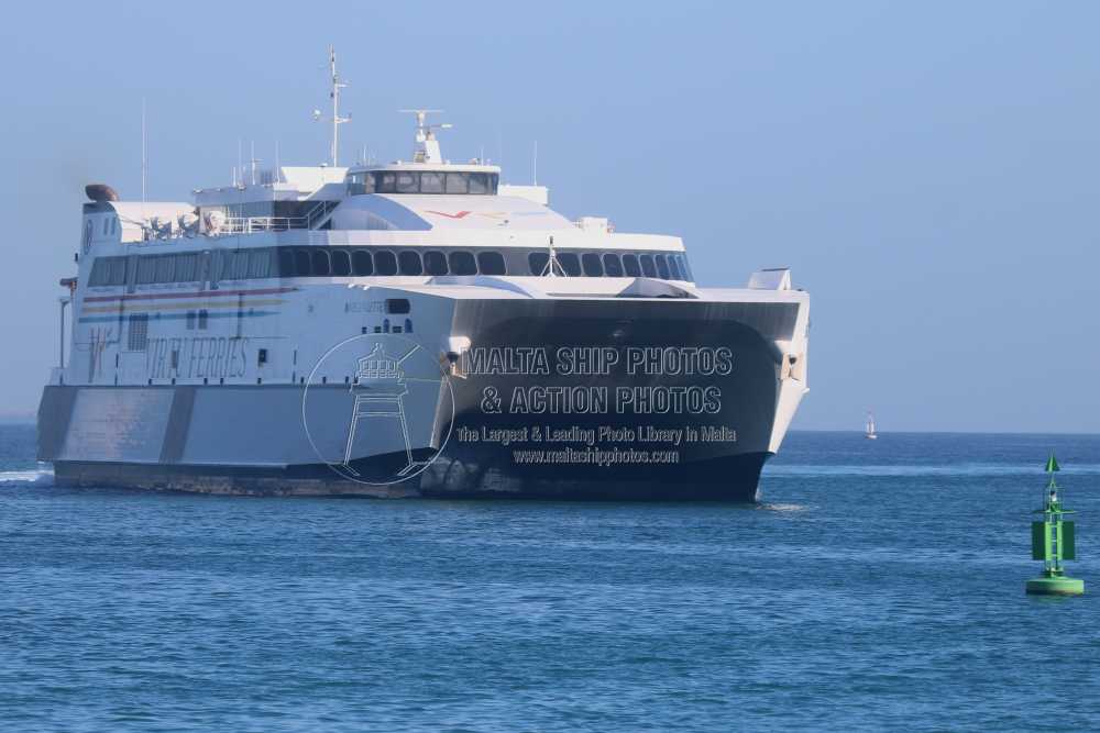Shipguru's tweet photo. #VirtuFerries #Austalbuilt #highspeedcraft (#HSC) #JEAN_DE_LA_VALETTE #approaching #grandharbourmalta - 22.01.2025 - https://t.co/nfgboxcB5B - NO PHOTOS can be used or manipulated without our permission @austal @Virtuferries @worldshipsoc @ShippingTV @shippingdata @ShippingMag https://t.co/ySEH0jwjgh