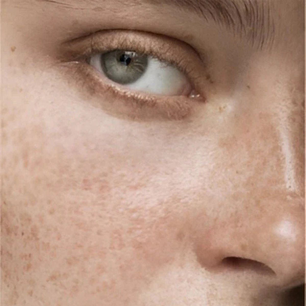ECLAT_SOIN's tweet photo. Discover the secret to a brighter, even-toned complexion with Éclat Soin Pigment Perfecting Serum! 🌿✨ Powered by alpha-arbutin, flaxseed oil, and sunflower seed oil, this lightweight serum reduces dark spots while delivering soothing hydration.
.
#PigmentPerfectingSerum https://t.co/58FSt7dgaM