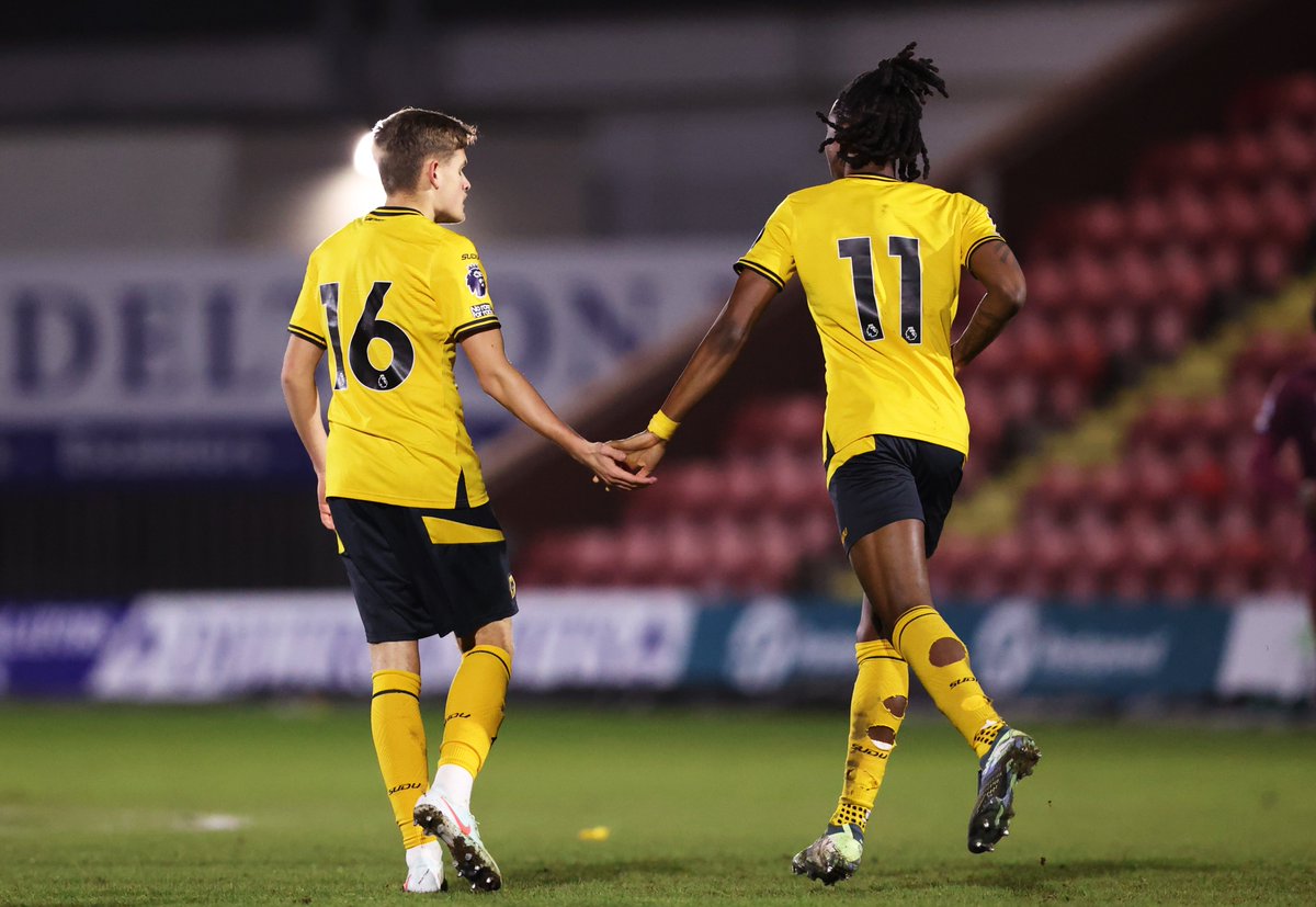 56' | #WOL 1-1 #MAN 

GOAL!

Tawanda Chirewa pounces on a mistake and finishes calmly into the bottom corner!

#PL2