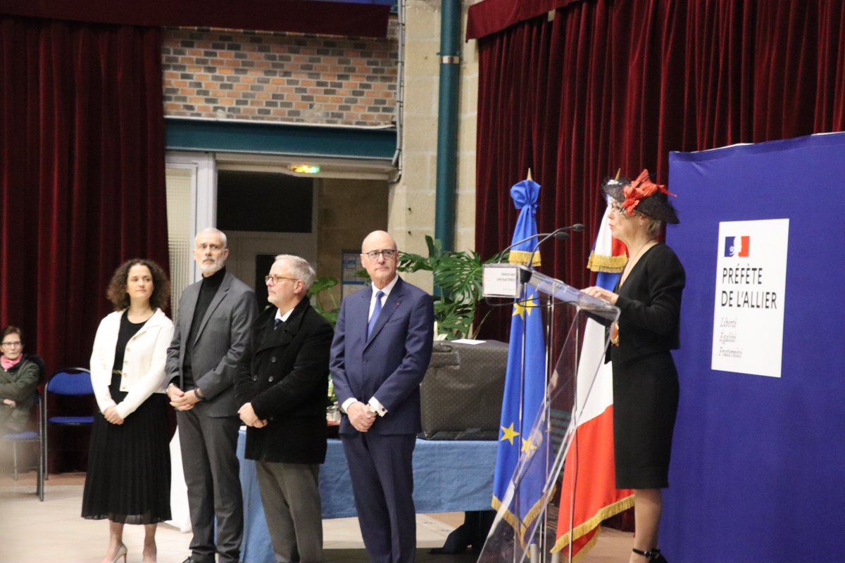 Prefet03's tweet photo. 🇫🇷 Cérémonie de départ de Madame Pascale Trimbach, préfet de l’Allier 🇫🇷

Ce soir, Madame le Préfet Pascale Trimbach a adressé un message empreint d’émotion et de fierté devant les forces vives de l’#allierbourbonnais, à l’occasion de son départ pour de nouvelles fonctions. 👏

Durant près de deux ans, elle a marqué le territoire par son engagement, ses nombreuses rencontres et visites qui lui ont permis de mieux connaître et valoriser les richesses économiques, culturelles et humaines de l’Allier. 🌾🏛️🌍

Madame Trimbach a souligné son attachement à ce département, porteur de tant de promesses pour l’avenir, et a remercié celles et ceux qui contribuent chaque jour au développement et au rayonnement de ce territoire. 🙏

Nous lui adressons tous nos vœux de réussite dans ses nouvelles missions et la remercions pour son travail au service de l’État et des habitants de l’Allier. 🌟

#allier #bourbonnais #Départ #engagement #territoire #Richesses 🇫🇷