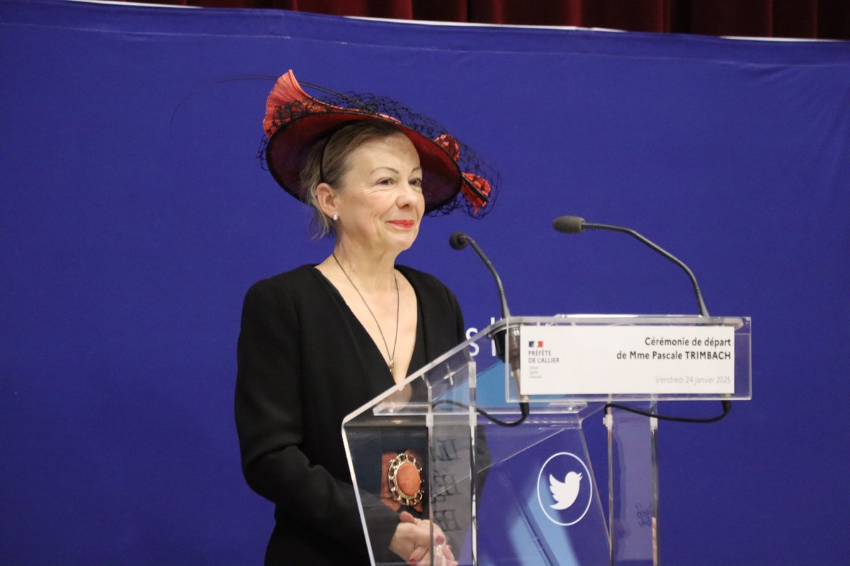Prefet03's tweet photo. 🇫🇷 Cérémonie de départ de Madame Pascale Trimbach, préfet de l’Allier 🇫🇷

Ce soir, Madame le Préfet Pascale Trimbach a adressé un message empreint d’émotion et de fierté devant les forces vives de l’#allierbourbonnais, à l’occasion de son départ pour de nouvelles fonctions. 👏

Durant près de deux ans, elle a marqué le territoire par son engagement, ses nombreuses rencontres et visites qui lui ont permis de mieux connaître et valoriser les richesses économiques, culturelles et humaines de l’Allier. 🌾🏛️🌍

Madame Trimbach a souligné son attachement à ce département, porteur de tant de promesses pour l’avenir, et a remercié celles et ceux qui contribuent chaque jour au développement et au rayonnement de ce territoire. 🙏

Nous lui adressons tous nos vœux de réussite dans ses nouvelles missions et la remercions pour son travail au service de l’État et des habitants de l’Allier. 🌟

#allier #bourbonnais #Départ #engagement #territoire #Richesses 🇫🇷