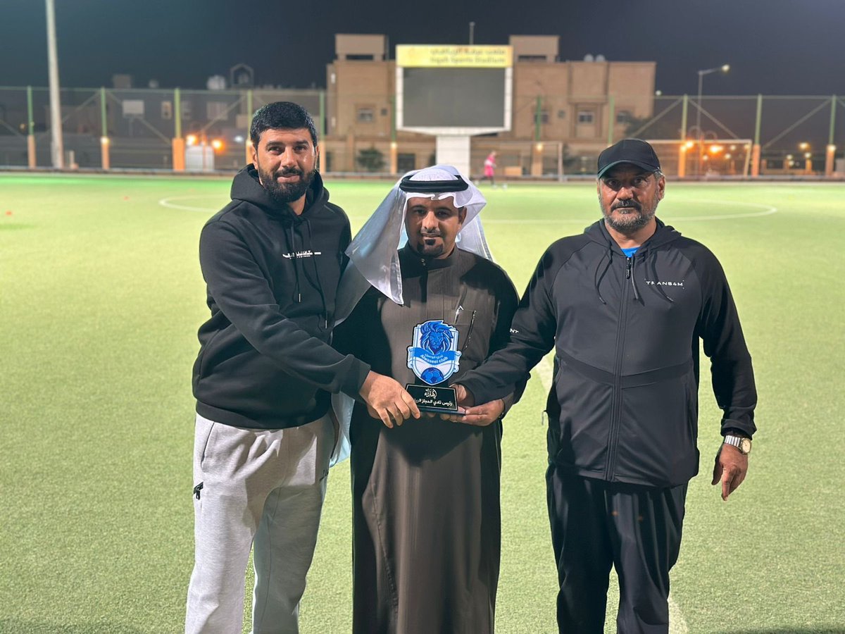 Alwaseel_club's tweet photo. #نادي_الوصيل الرياضي 
@Alwaseel_club 

سعادة رئيس مجلس إدارة نادي #الوصيل 
@badhalshlay 

يكرم رئيس مجلس إدارة نادي #الحجاز
@alhejazclub2

( استلمها بالنيابة الجهاز الإداري بالنادي ) 
— متمنين التوفيق لـ الحجاز في القادم — https://t.co/YqW3RF0gRw