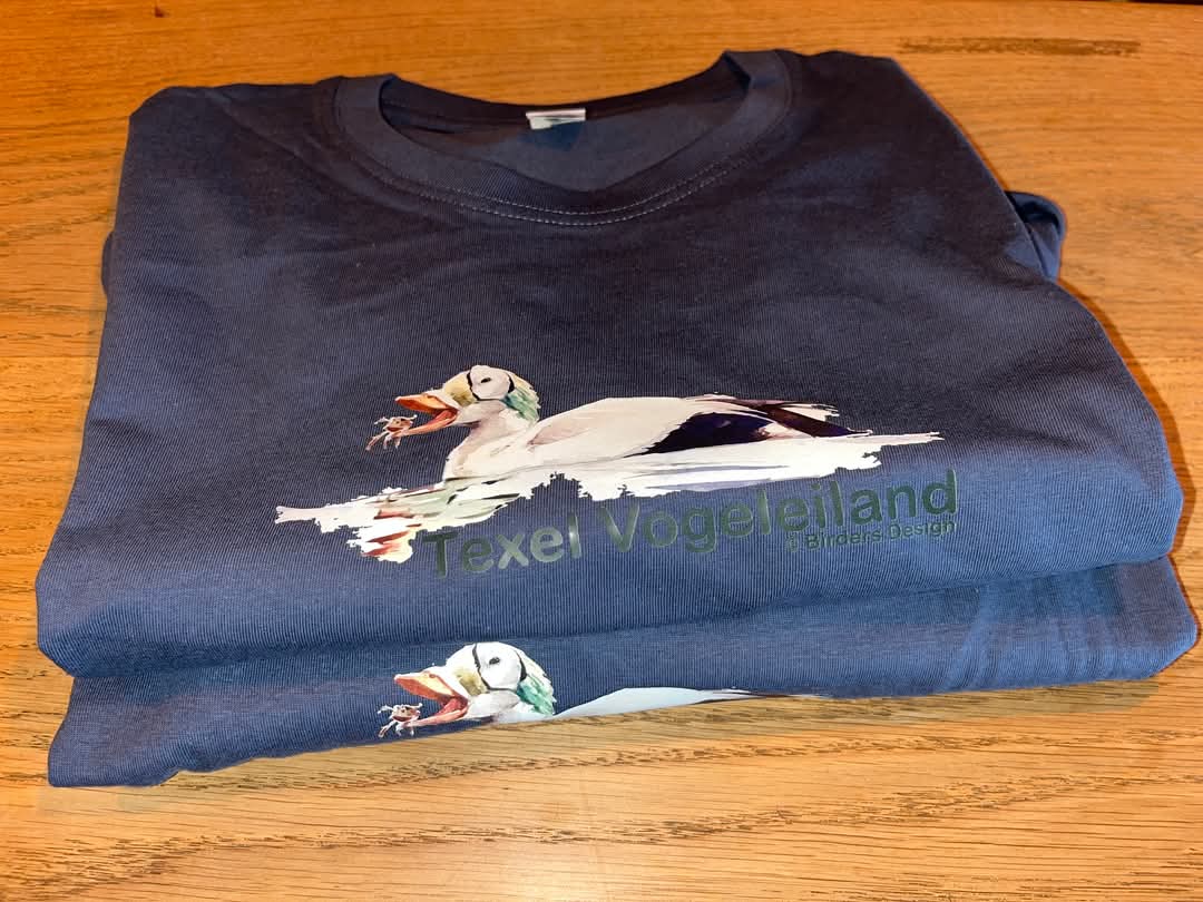 Morgen sta ik op de Dutch Birding Dag in Ede (Reehorst). Daar hebben we dit speciale T-Shirt van de Brileider te koop. Met dank aan Toon Pop en Nicolaas van Overmeeren. Natuurlijk ook diverse Swarovski kijkers bij me. Het Vogelinformatiecentrum op Texel is ook gewoon open