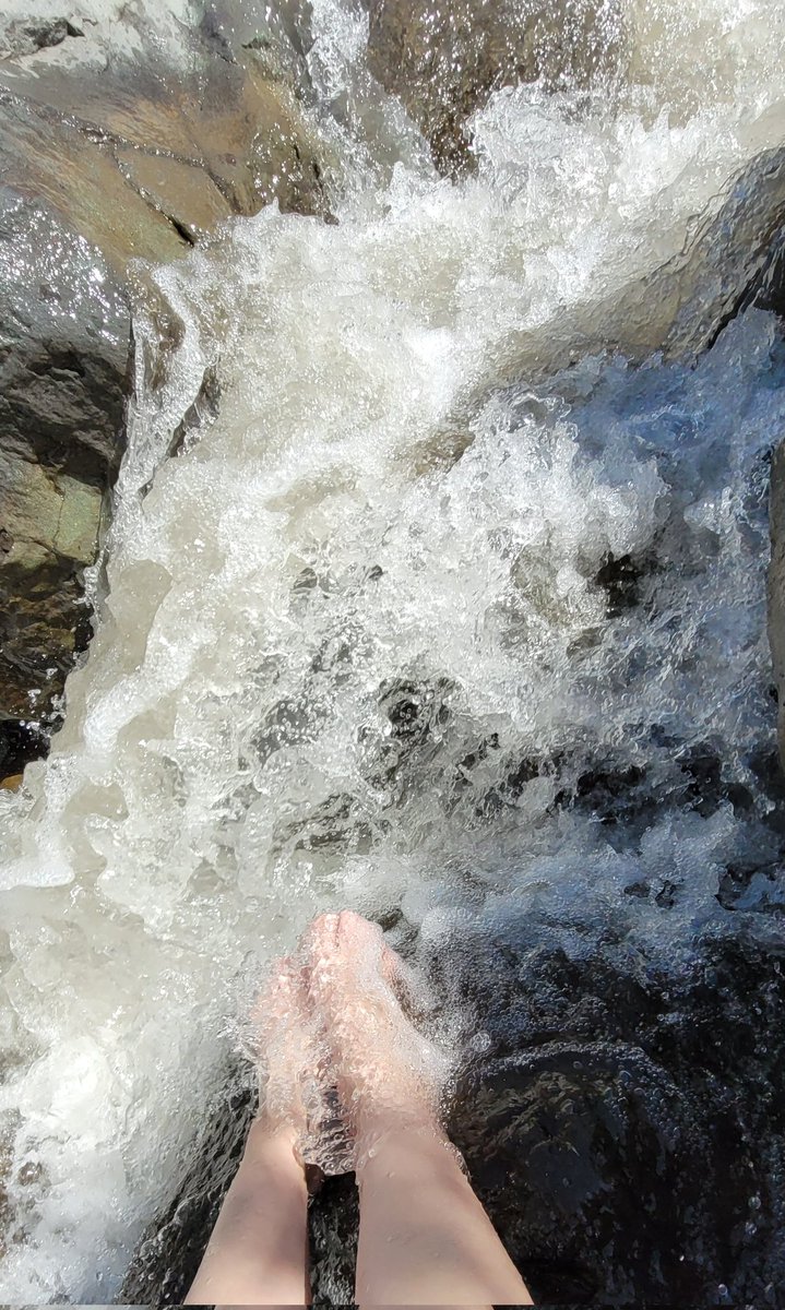 beautifulfeetc's tweet photo. Naturaleza rica para mis pies 👉 😋 😍 #Feet #feetِ https://t.co/5cCHhkfjHo