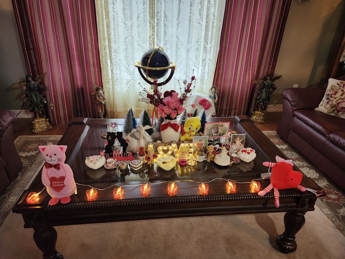 TweetyTea19's tweet photo. Last weekend I finally cleared up all of my Christmas decorations. I am now ready for #ValentinesDay #LoveBomb #hearts #pinkandred https://t.co/8u58ctYzLu