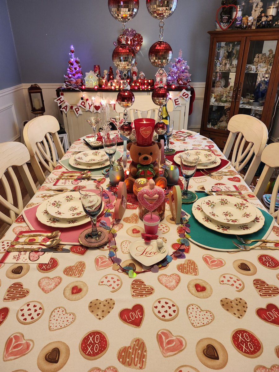 TweetyTea19's tweet photo. Last weekend I finally cleared up all of my Christmas decorations. I am now ready for #ValentinesDay #LoveBomb #hearts #pinkandred https://t.co/8u58ctYzLu