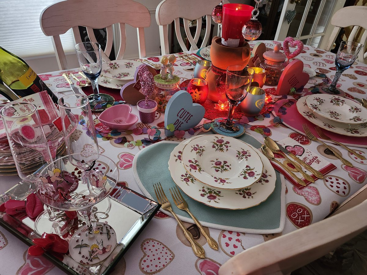 TweetyTea19's tweet photo. Last weekend I finally cleared up all of my Christmas decorations. I am now ready for #ValentinesDay #LoveBomb #hearts #pinkandred https://t.co/8u58ctYzLu