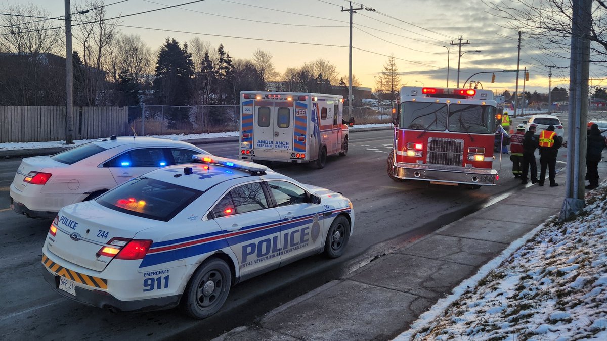 PedlePeddle's tweet photo. The westbound lanes of Topsail Road between Forbes Street and Colville Place are at standstill due to a two-vehicle rear-end collision that occurred in front of the Fairview Building. There doesn't appear to be any serious injuries. #nltraffic @newfoundnewsca https://t.co/TqYtjAxG0w