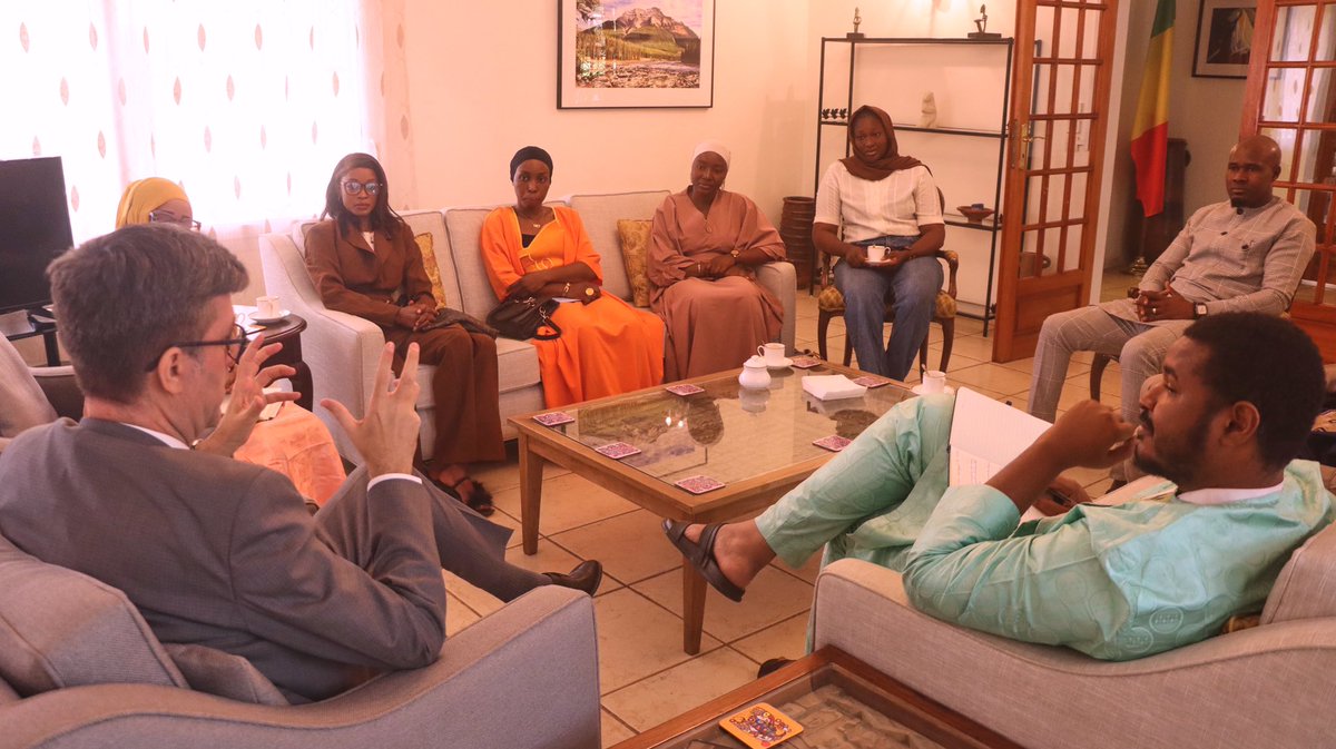 leadmagml's tweet photo. L’équipe #Leadmag sous la direction de @Zaara cissé a été reçue ce matin en #audience à la résidence de l’ambassadeur du #Canada au 🇲🇱 SEM @NicolasJSimard.
#leadmag #Canada #mali https://t.co/yjjedJLKRX