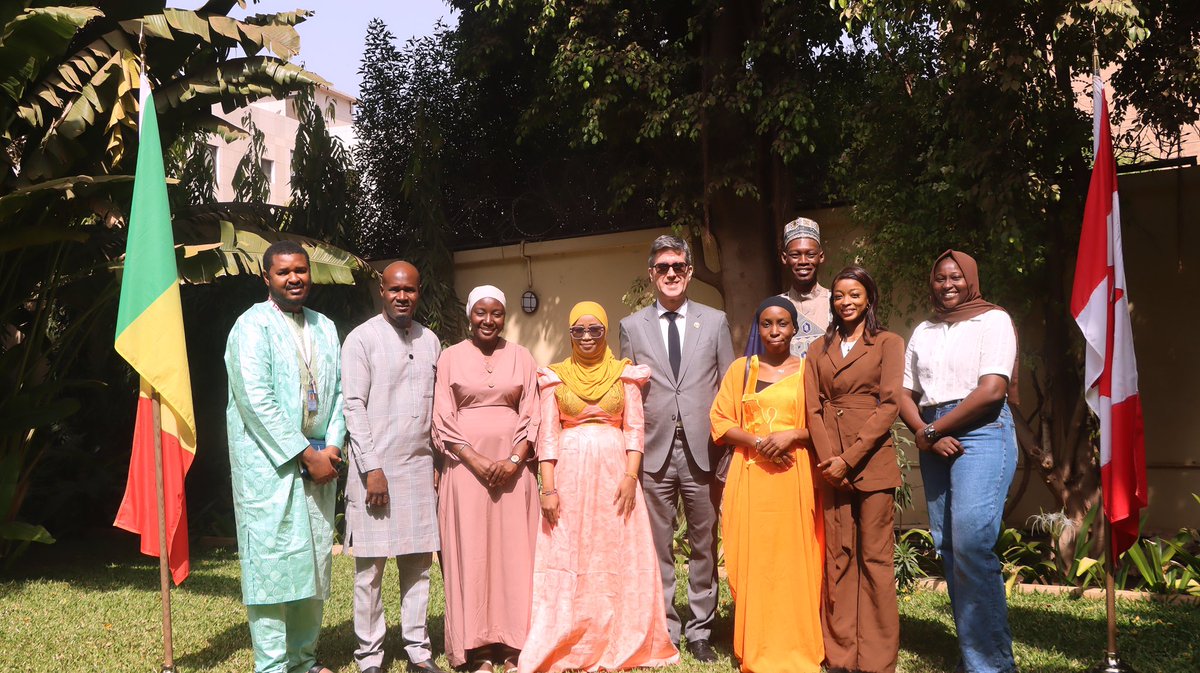 leadmagml's tweet photo. L’équipe #Leadmag sous la direction de @Zaara cissé a été reçue ce matin en #audience à la résidence de l’ambassadeur du #Canada au 🇲🇱 SEM @NicolasJSimard.
#leadmag #Canada #mali https://t.co/yjjedJLKRX