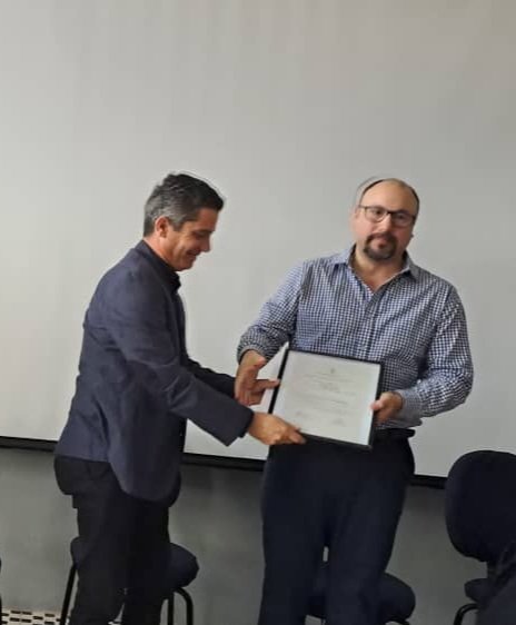 Realizado en la Facultad de Matemática, Física y Computación un sencillo y emotivo acto el que se entregó la categoría especial de Profesor Invitado al doctor Fernando Ortiz
Felicitaciones 👏