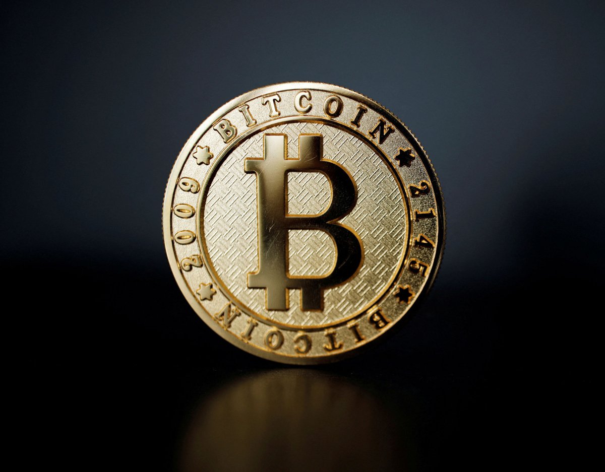 President Trump signs #crypto executive order promising:

🚫 NO CBDCs: Trump slammed a potential Central Bank digital dollar as a “dangerous threat to freedom”.

🔐 Bitcoin Stockpile: The working group has 180 days to explore how this will work. Note that he used the term