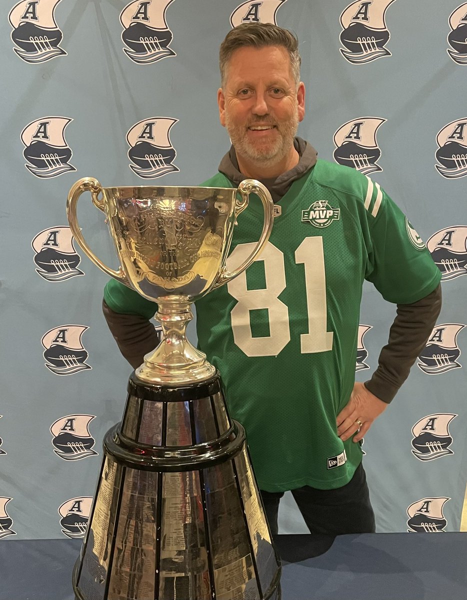 wideout29's tweet photo. I had a date with the Grey Cup last night. I told it that it is now time to go back to Saskatchewan. https://t.co/8mxnUm1o0Z