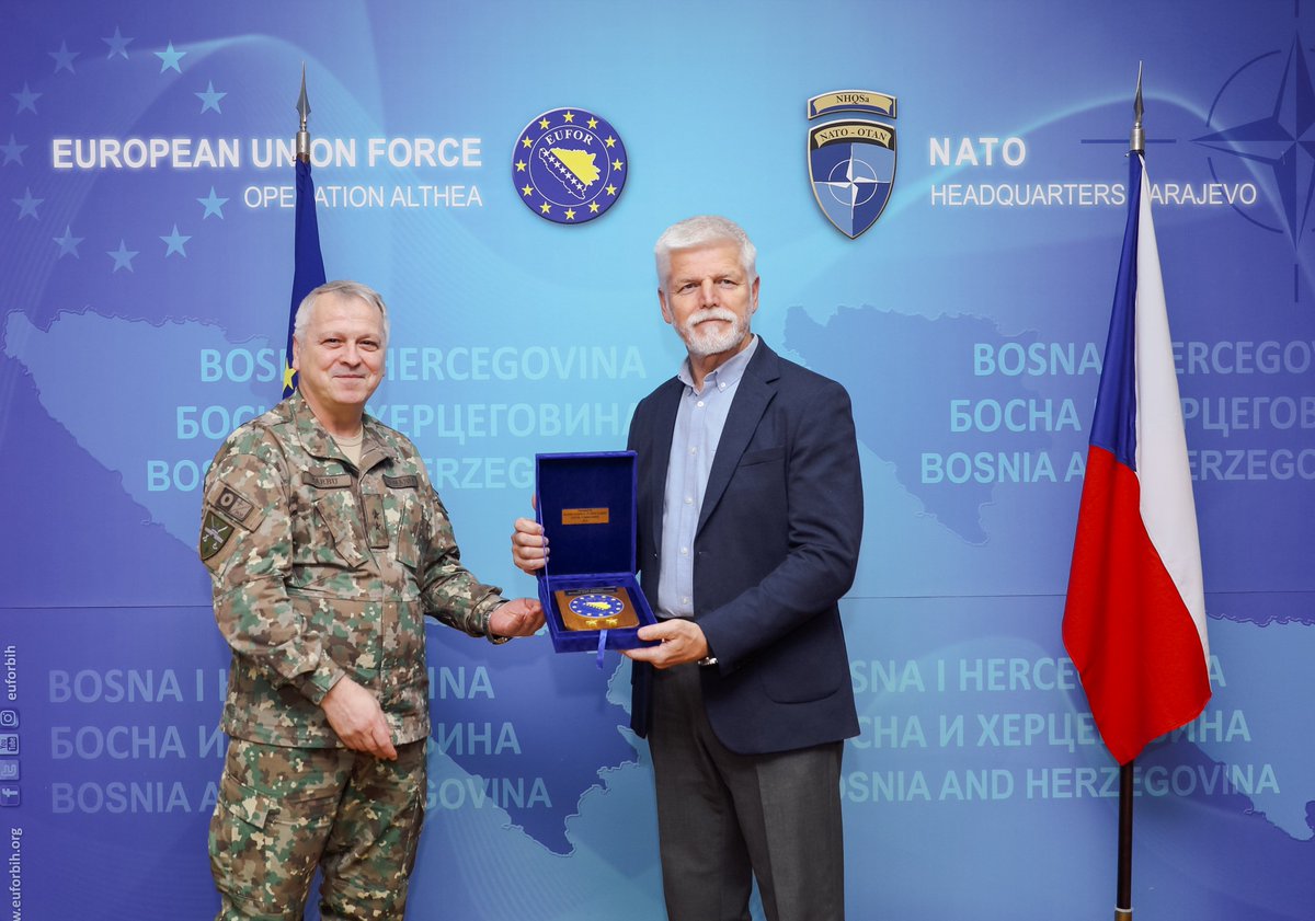 euforbih's tweet photo. On Friday, 24 January, the President of the Czech Republic, @prezidentpavel, paid a visit to #EUFOR at Camp Butmir. During his visit, he met with the EUFOR Commander, Major General Barbu, and the Czech contingent stationed at the camp.
#EUFOR20YEARS #EUFORALTHEA #StrongerTogether https://t.co/nSDxdYgPGh