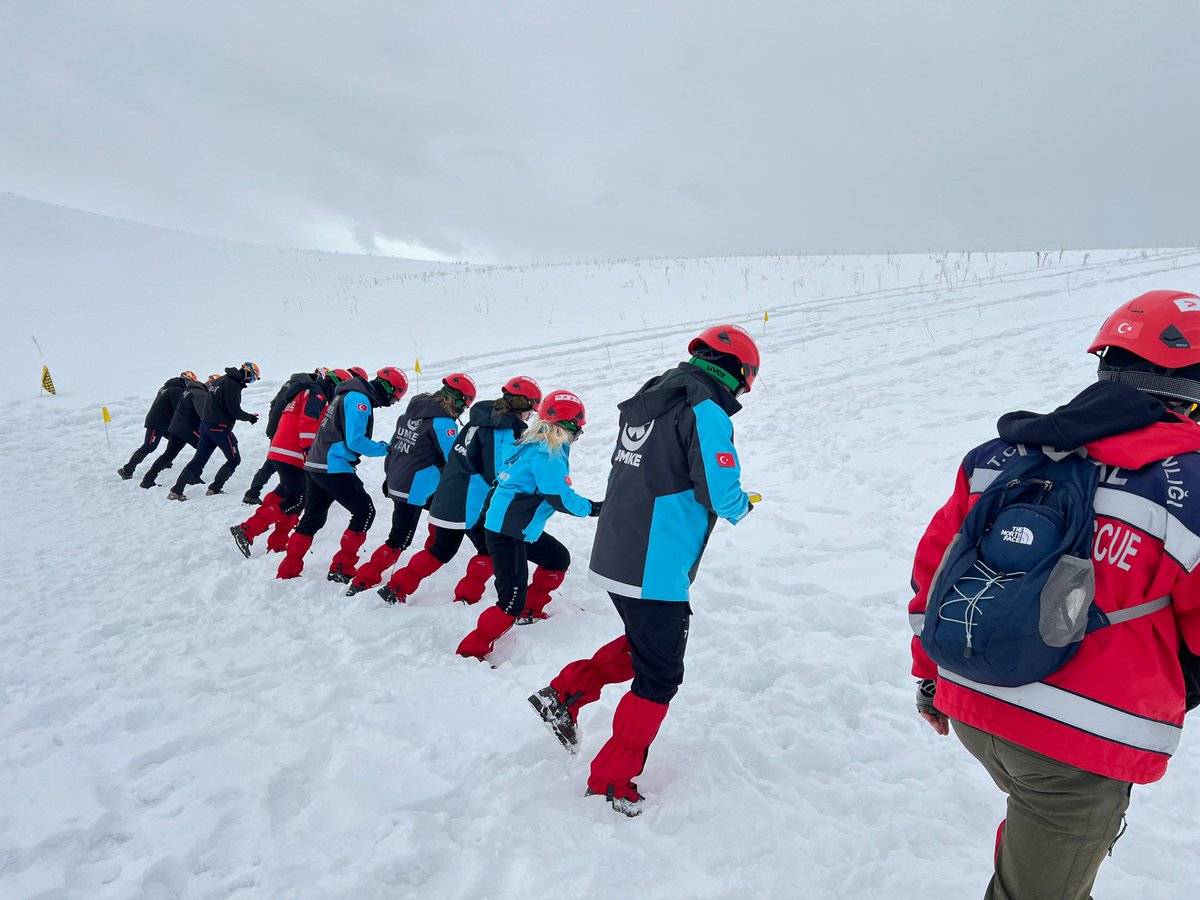 Van İl Afet ve Acil Durum Müdürlüğünün düzenlediği Çığda Arama Kurtarma Eğitimi Van UMKE ekiplerinin de katılımıyla Van-Hakkari kara yolu üzerindeki 2225 m. rakımlı Kurubaş Geçidi’nin zirvesinde yapılan tatbikatla tamamlandı.