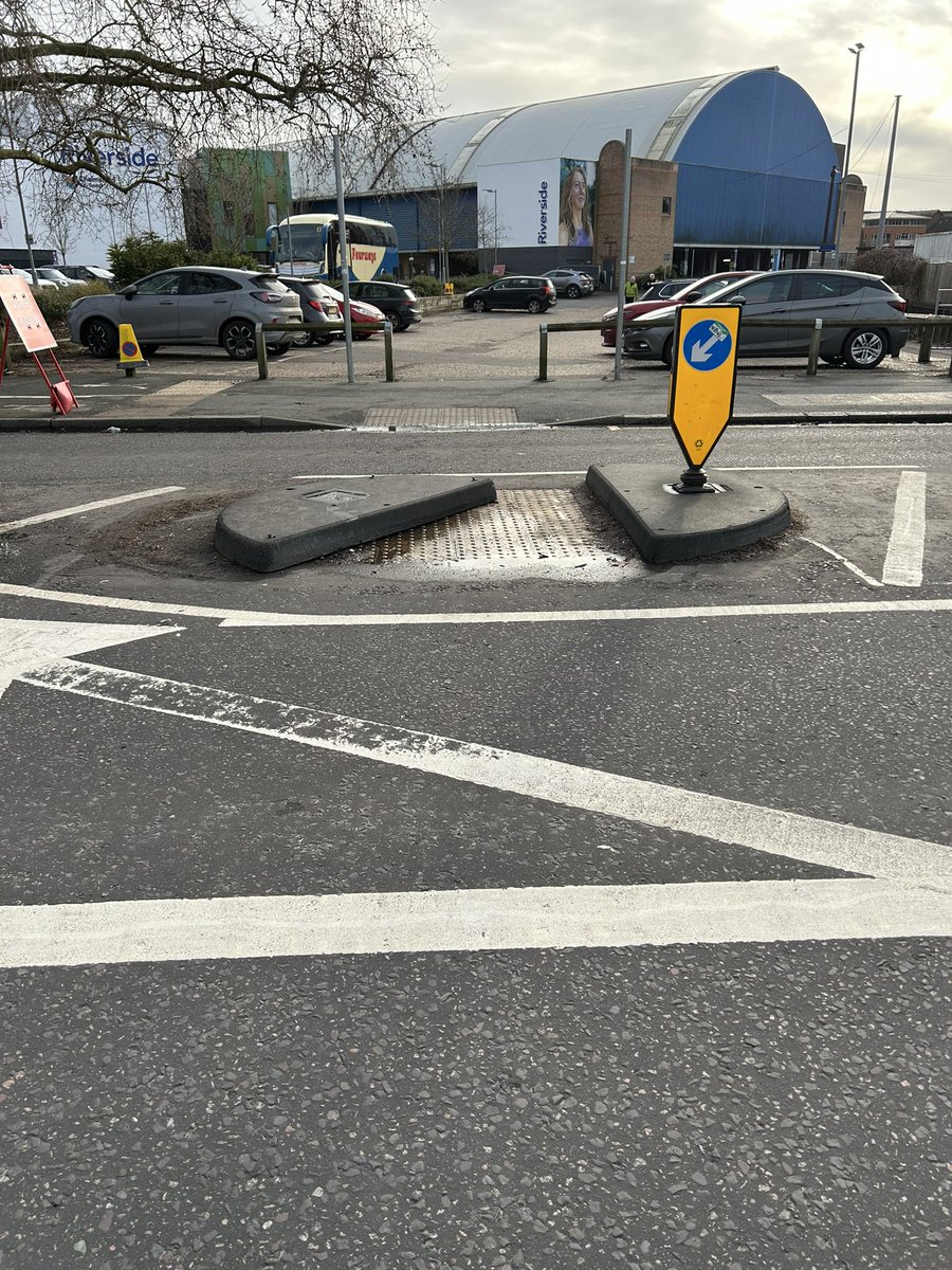 lesleycrooks's tweet photo. @essexhighways if there’s not confusion over open reference number 2958813 you’ve deemed that this does not need immediate repair. This is the crossing towards a primary school that has not had a lollipop man in months. It is now not possible to cross here with a buggy 1/2 https://t.co/iAR2GmP4IU