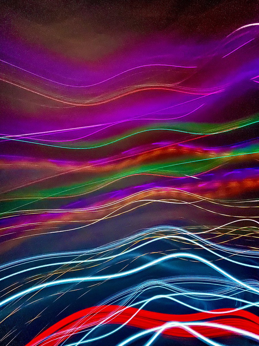 The road doesn’t promise clarity,
only the beauty of moving forward.
#ShotOniPhone #StreetPhotography #AbstractArt #Night #Lights #Nature
#PhotoPainting #Darkness #Shadows