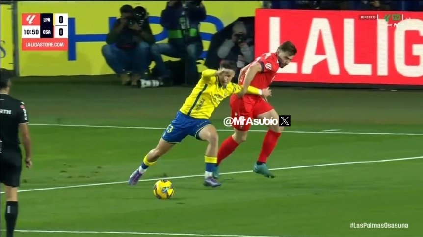 #LasPalmas #Osasuna

💪🏻 Pedían penal en el Gran Canaria de Moncayola sobre Mármol.

📌 PARA MÍ, TLD, LA FALTA ES FUERA.

👮🏻‍♂️:❌️
📺:✅️

▪️La agarrón con sujeción es FUERA del área, una vez dentro de la misma sí que hay contacto, pero ya no hay sujeción. No se pita nada.