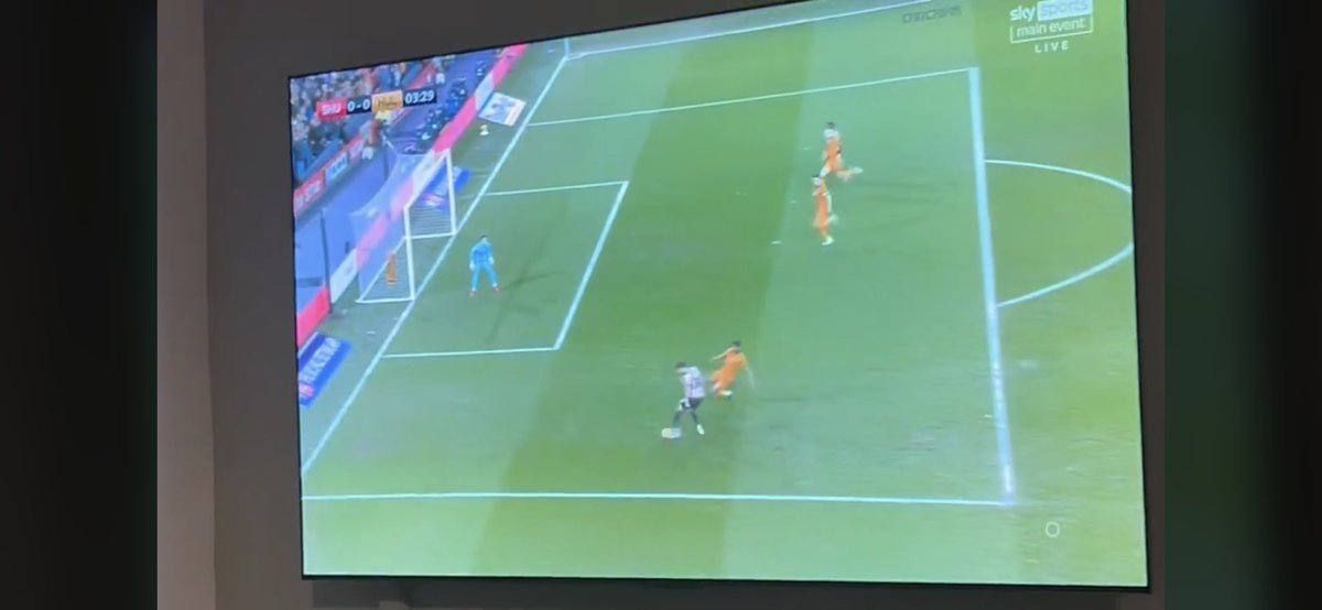 MattDay1's tweet photo. @SnackByteso1 @OptaJoe @SkyBetHelp @SkyBet Love to see how many players strike a cross like this the weekend https://t.co/ocJt10IDKL
