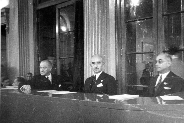 Türkiye Cumhuriyeti’nin ilk üç cumhurbaşkanı, II. Türk Tarih Kongresi’nde bir arada – 21 Eylül 1937.