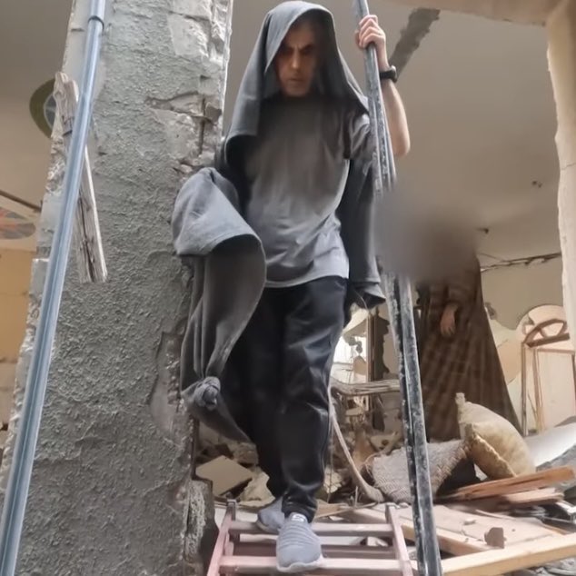 هذا القائد المجاهد أقام الحجة على الجميع وترك إرثا ثقيلاً جدا، وقدم نموذجاً قل نظيره، فرغم مرضه وتقدمه في العمر لم يترك ميدان الجهاد وقام يقاتل وهو يتعكز على عصاه.
#يحيى_السنوار