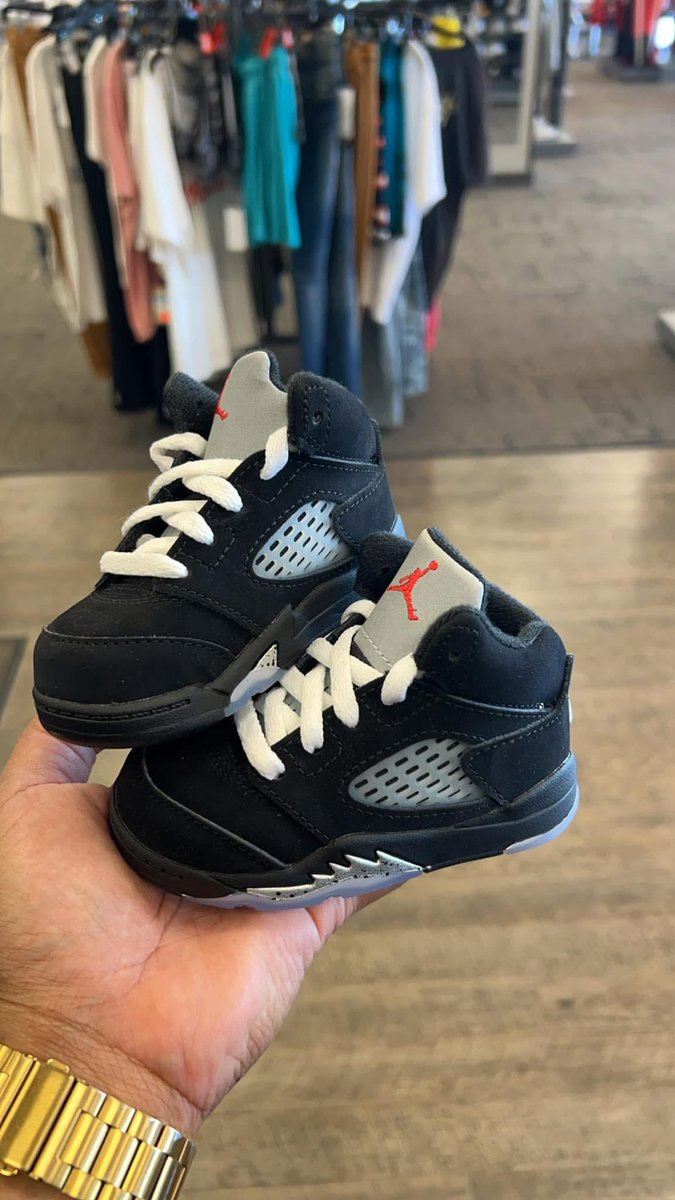 B_only1me's tweet photo. Infant retro 5s 🖤 https://t.co/KUU72QDOHt