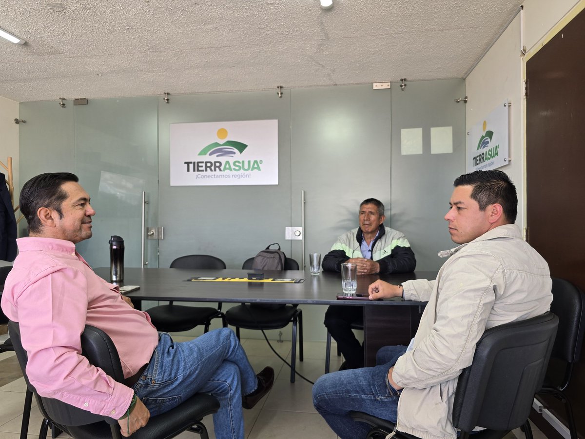 John_Carrero's tweet photo. ¡Un resumen de lo que fue nuestra semana en #TIERRASUA!🙌🏻
Con gusto recibimos a los Alcaldes de los municipios de #Tipacoque #Chiscas #Togüi #Combita, quienes nos visitaron para presentar sus solicitudes y proyectos encaminados a mejorar la calidad vial de sus regiones. 🛣💡
Seguimos comprometidos con esta nuestra #BoyacáGrande💜🤍💚