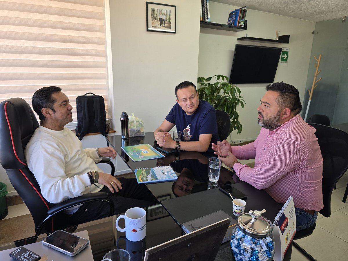John_Carrero's tweet photo. ¡Un resumen de lo que fue nuestra semana en #TIERRASUA!🙌🏻
Con gusto recibimos a los Alcaldes de los municipios de #Tipacoque #Chiscas #Togüi #Combita, quienes nos visitaron para presentar sus solicitudes y proyectos encaminados a mejorar la calidad vial de sus regiones. 🛣💡
Seguimos comprometidos con esta nuestra #BoyacáGrande💜🤍💚