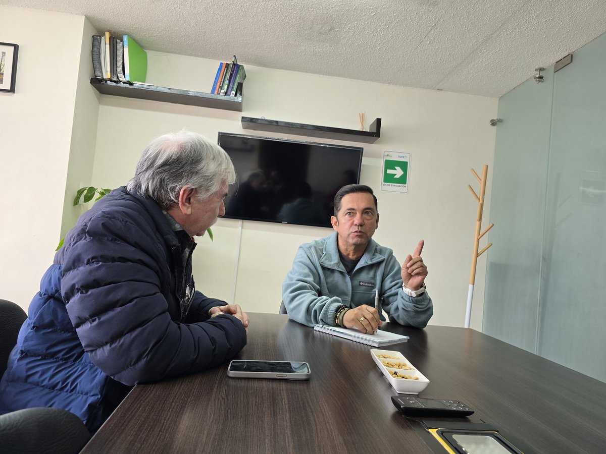 John_Carrero's tweet photo. ¡Un resumen de lo que fue nuestra semana en #TIERRASUA!🙌🏻
Con gusto recibimos a los Alcaldes de los municipios de #Tipacoque #Chiscas #Togüi #Combita, quienes nos visitaron para presentar sus solicitudes y proyectos encaminados a mejorar la calidad vial de sus regiones. 🛣💡
Seguimos comprometidos con esta nuestra #BoyacáGrande💜🤍💚