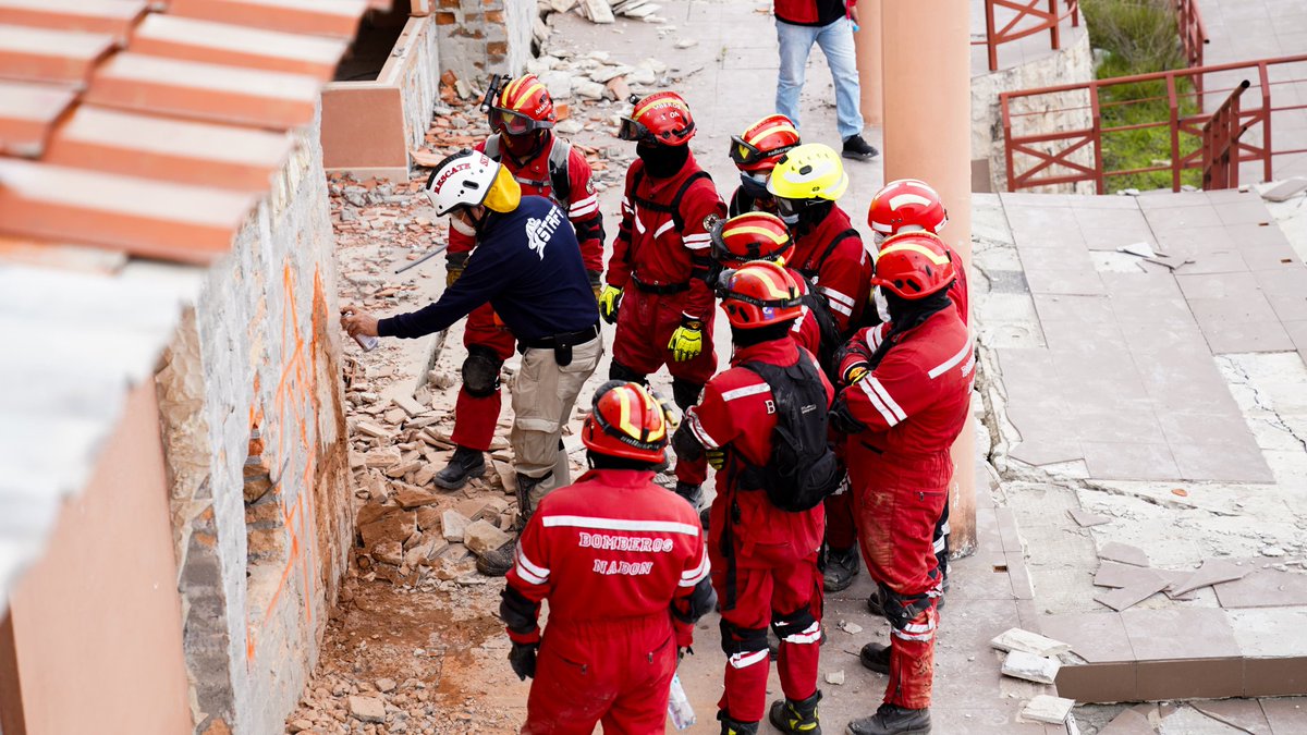 Bomberos_Cuenca's tweet photo. Nuestros hermanos de @Bomberos_Nabon, a la par se capacitan en tareas de rescate con el objetivo de estar preparado ente cualquier emergencia que se presente en su cantón. https://t.co/ONcuGNuXq9