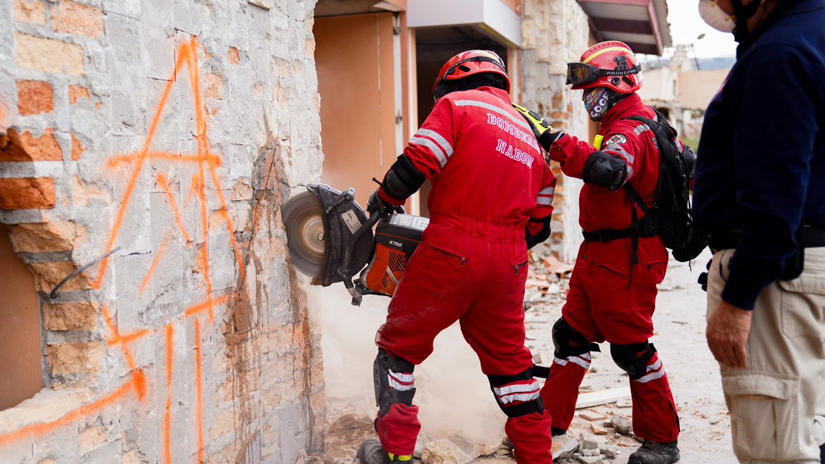 Bomberos_Cuenca's tweet photo. Nuestros hermanos de @Bomberos_Nabon, a la par se capacitan en tareas de rescate con el objetivo de estar preparado ente cualquier emergencia que se presente en su cantón. https://t.co/ONcuGNuXq9