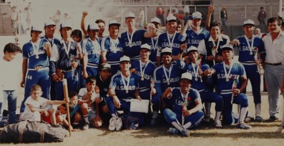 avolevan81's tweet photo. Que belleza de foto, el Mágico Gonzáñez con el gran Cirilo Errington, héroe de la medalla de oro para El Salvador en los juegos Centroamericanos de 1990 derrotando a Nicaragua, quienes era los grandes favoritos a quedarse con la presea dorada.  Como me gustaría ver ese partido, el marcador final fue de 5-4 y Cirilo en ese entonces de 43 años, estuvo como lanzador.
