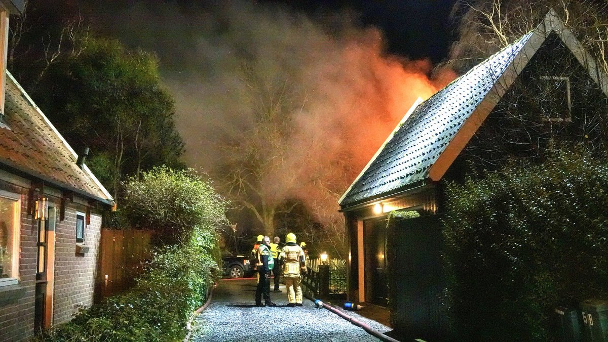 Zeer grote brand verwoest woonboerderij in Twisk