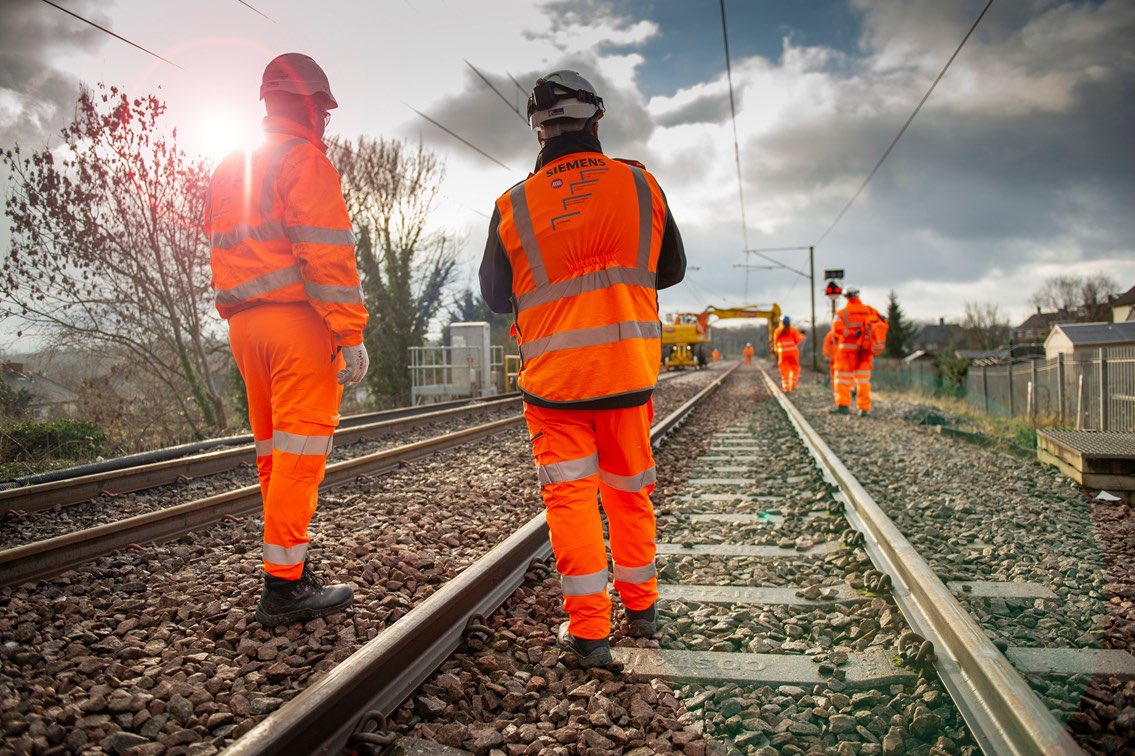 NetworkRailEC's tweet photo. ⚠️ A reminder that there are no trains in or out of King’s Cross this weekend due to planned engineering work

🏗️ We’re improving the track, drainage and overhead electric wires

⚡️  East Coast Digital Programme work to deliver more reliable, greener journeys is also taking place https://t.co/34uwenGQ8N